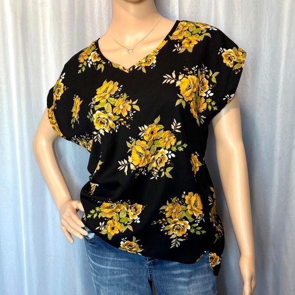 Live 4 Truth Tops - LIVE 4 TRUTH Women’s Short Sleeve V-Neck Top (Size M)
